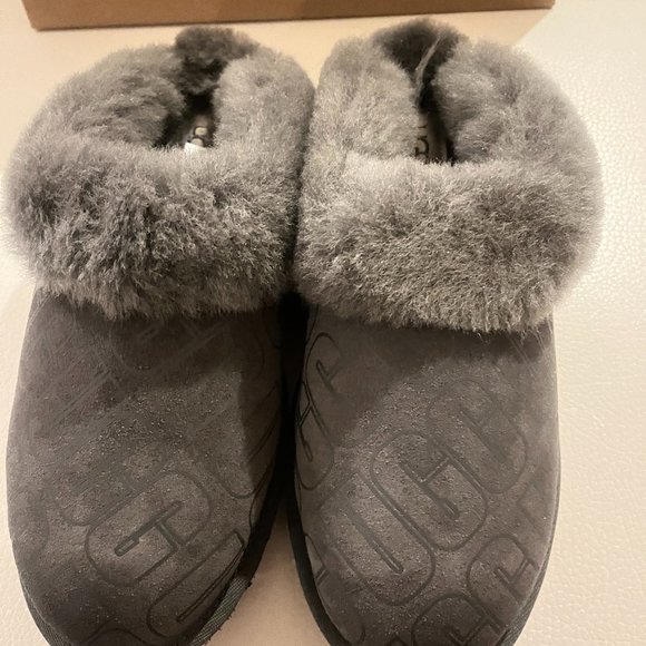 NIB UGG CLUGGETTE UGG GRAPHIC LOGO SLIPPERS SLIDES CHARCOAL 8 - Picture 2 of 7